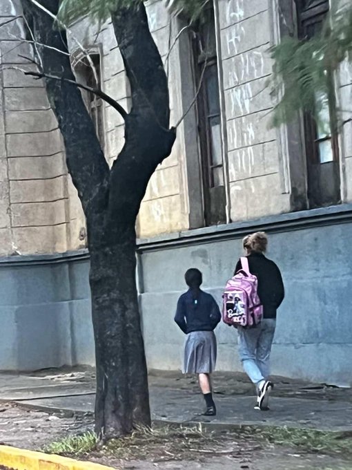 INSOLITO | LLEVABA A SU HIJA AL COLEGIO EN PLENO FERIADO Y SE VOLVIO VIRAL.