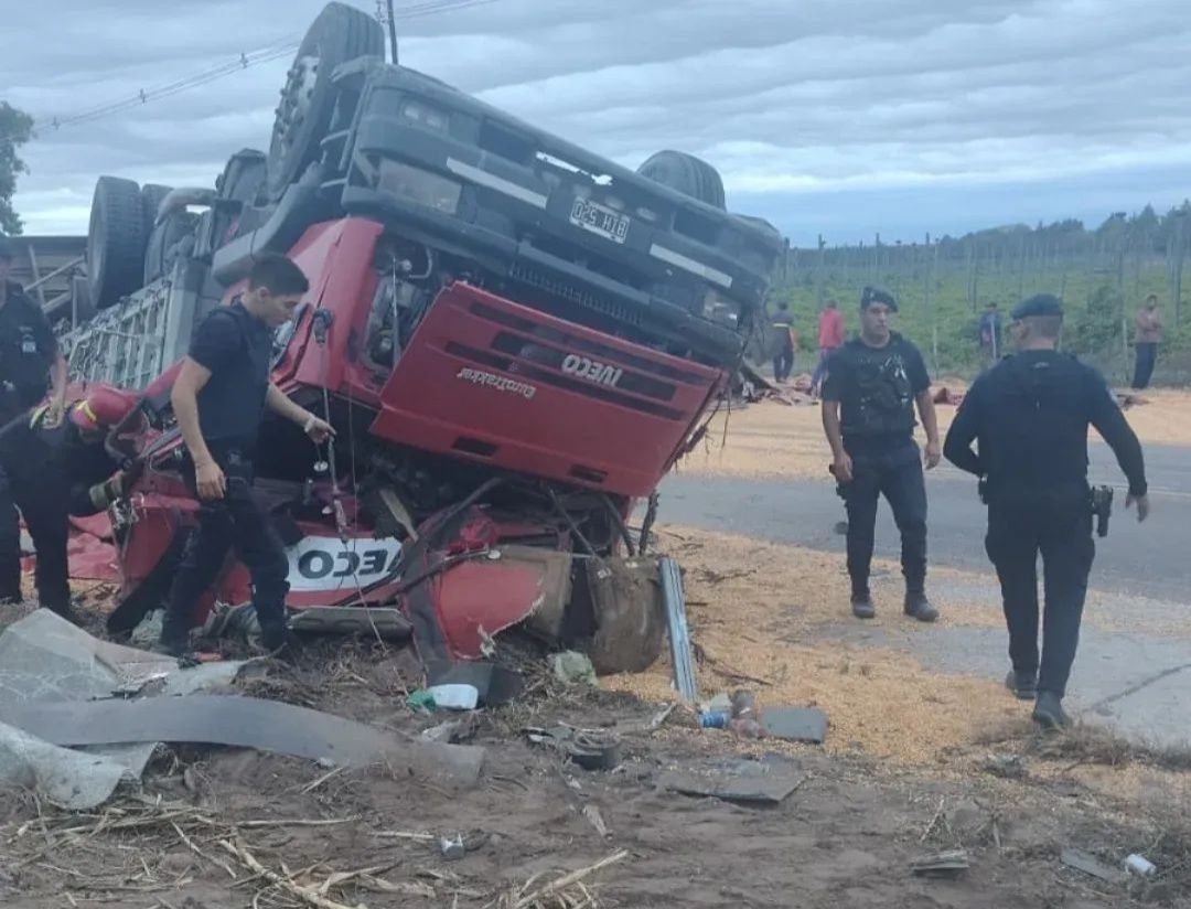 SAN MARTÍN | VOLCÓ UN CAMIÓN CARGADO CON MAÍZ.