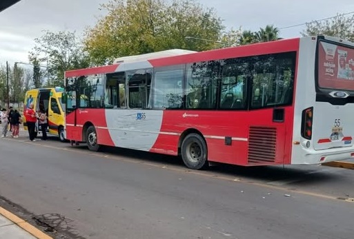 ACCIDENTE ENTRE CAMIÓN Y MICRO EN MENDOZA DEJA 7 HERIDOS