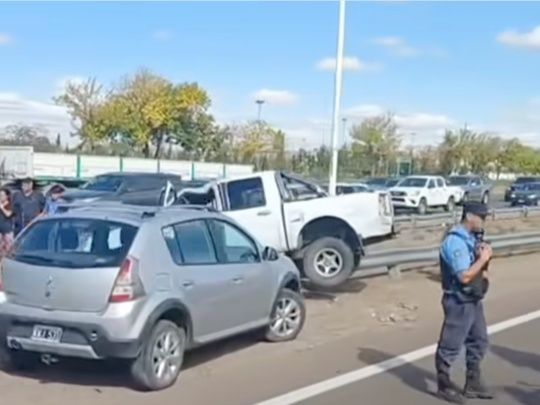 GODOY CRUZ | UNA CAMIONETA Y UN AUTO COLISIONARON EN EL ACCESO SUR.