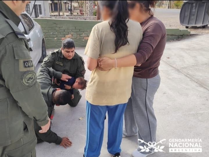 🟢 GUAYMALLÉN | GENDARMES REALIZARON LA MANIOBRA HEIMLICH A UNA MENOR QUE SE HABÍA AHOGADO.