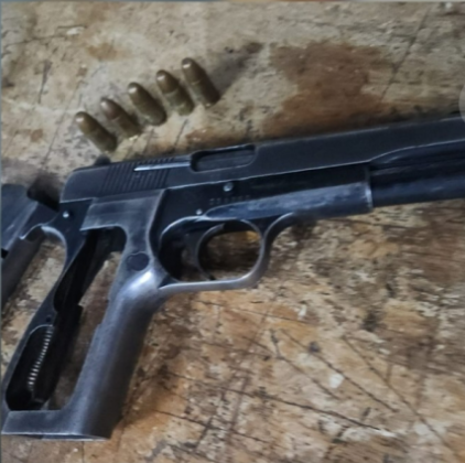 LAS HERAS | LOS VICINOS LLAMARON A LA POLICIA Y DETUVIERON A UN HOMBRE ARMADO