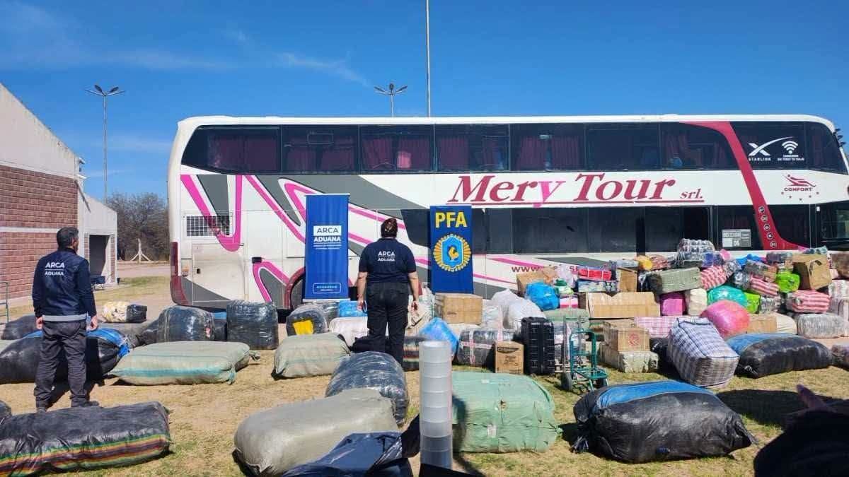 Detuvieron un micro que venía a Mendoza con mercadería ilegal valuada en 143 millones de pesos